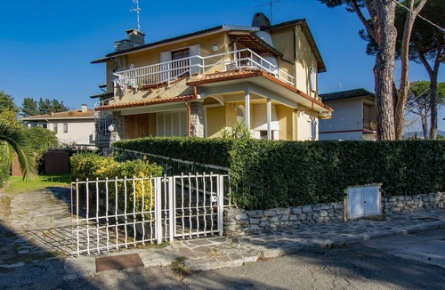 Marina di Castagneto Carducci Apartment | Nice apartment for 6 people with WIFI, A/C, TV, balcony and pets allowed
