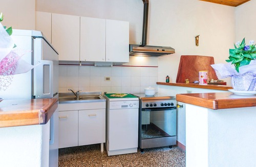 Rosignano Marittimo Villa | Nice apartment in villa for 10 guests with pool, TV and pets allowed