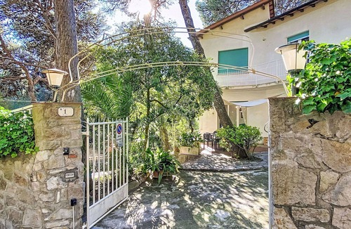 Castiglioncello Apartment | Nice apartment for 6 guests with WIFI, TV, patio and pets allowed