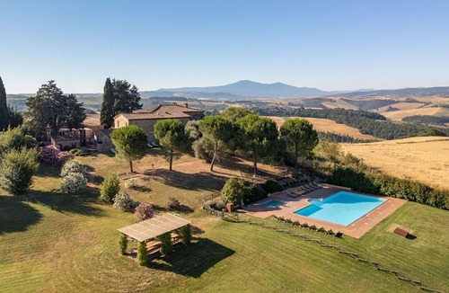 Montalcino Villa | Nice apartment in villa for 6 people with pool, WIFI, TV, terrace, pets allowed and panoramic view