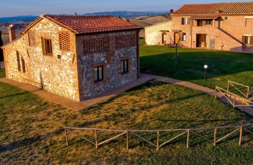 Ponte di Gabbiano Villa | Nice apartment in villa for 4 people with pool, WIFI, TV, pets allowed and parking, close to Siena