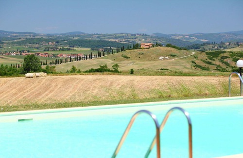 Ponte di Gabbiano Villa | Nice apartment in villa for 4 people with pool, WIFI, TV, pets allowed and parking, close to Siena