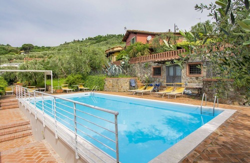 Pieve a Nievole Apartment | Nice apartment for 6 people with pool, hot tub, WIFI, TV, patio and pets allowed
