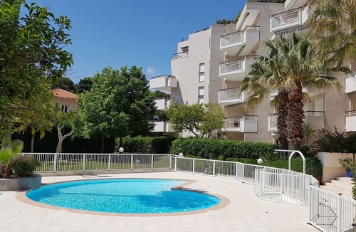 Saint-Raphael Apartment | Nice apartment by the sea, swimming pool, air conditioning, Wifi, private garage