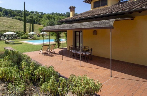 San Giovanni Valdarno Apartment | Nice apartment for 4 people with pool, WIFI, TV, pets allowed and parking