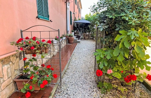Cecina Apartment | Nice apartment for 3 guests with A/C, pool, WIFI, TV and pets allowed