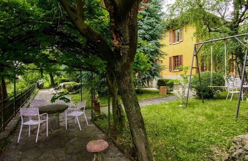 Tavernerio Apartment | Nice apartment for 4 guests with WIFI, TV, patio and pets allowed
