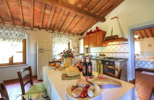 Peccioli Apartment | Nice apartment for 6 people with WIFI, A/C, pool, TV, pets allowed and panoramic view