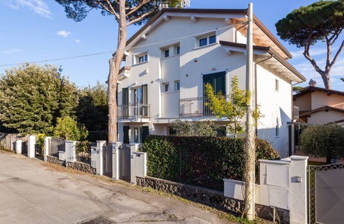 Marina di Pietrasanta Apartment | Nice apartment for 6 guests with TV, patio and pets allowed