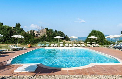 Castelnuovo di Val di Cecina Villa | Nice apartment in villa for 4 people with pool, WIFI, TV, patio and pets allowed
