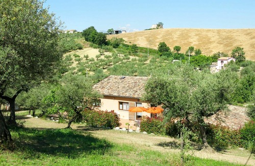 Collecorvino Villa | Nice apartment in villa for 5 guests with pool, WIFI, TV, terrace, pets allowed and parking