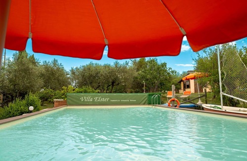 Collecorvino Villa | Nice apartment in villa for 5 guests with pool, WIFI, TV, terrace, pets allowed and parking