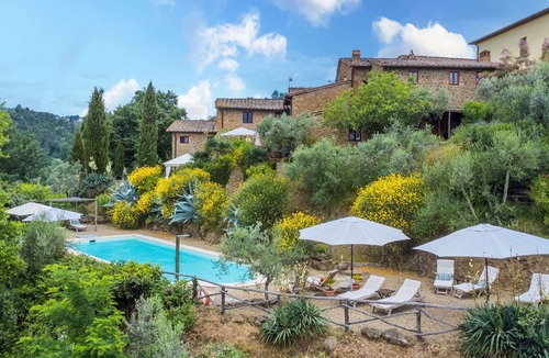 Montevarchi Villa | Nice apartment in villa for 2 guests with pool, WIFI, TV, pets allowed, panoramic view and parking