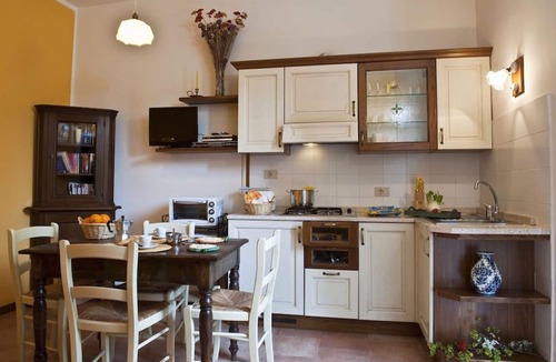 Gavignano Villa | Nice apartment in villa for 2 guests with A/C, pool, WIFI, TV and patio, close to San Gimignano