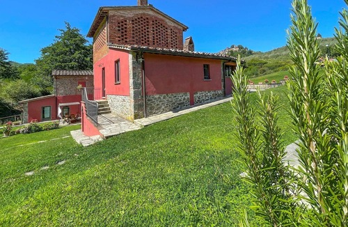 Montevarchi Villa | Nice apartment in villa for 6 guests with WIFI, pool, TV, patio, pets allowed and parking