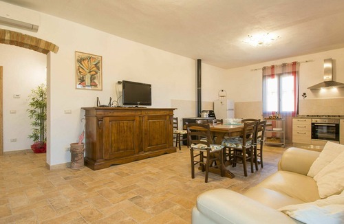 Pomarance Villa | Nice apartment in villa for 12 people with A/C, WIFI, TV, patio and pets allowed