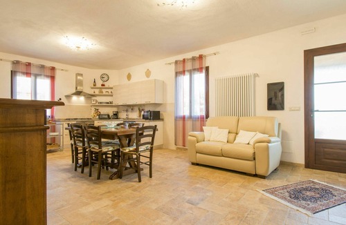 Pomarance Villa | Nice apartment in villa for 12 people with A/C, WIFI, TV, patio and pets allowed