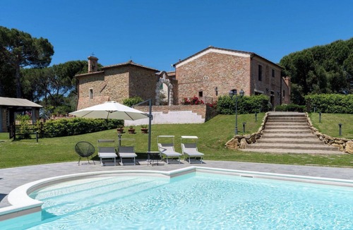Peccioli Villa | Nice apartment in villa for 2 guests with pool, WIFI, A/C, TV and pets allowed