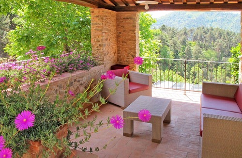 Pescaglia Villa | Nice apartment in villa for 12 people with A/C, private pool, WIFI, TV, terrace and pets allowed