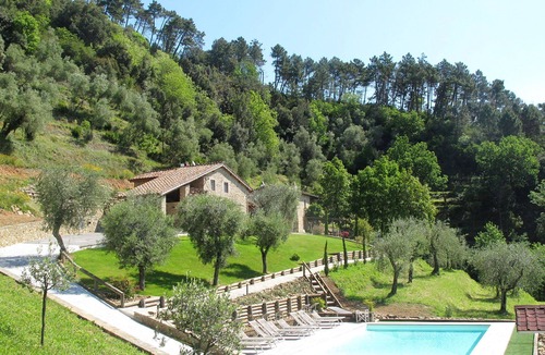 Pescaglia Villa | Nice apartment in villa for 12 people with A/C, private pool, WIFI, TV, terrace and pets allowed