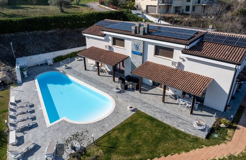 Silvi Villa | Nice apartment in villa for 4 people with WIFI, A/C, pool, TV, patio and pets allowed