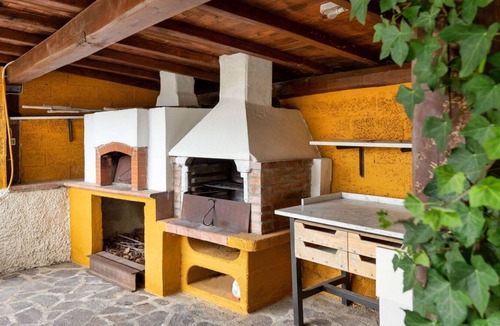 Loro Ciuffenna Villa | Nice apartment in villa for 6 people with WIFI, pool, TV, balcony, pets allowed and parking