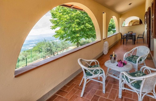 Loro Ciuffenna Villa | Nice apartment in villa for 6 people with WIFI, pool, TV, balcony, pets allowed and parking