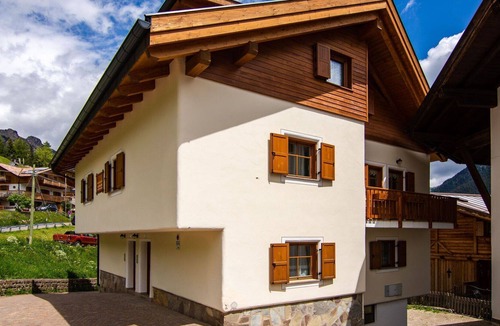 Pozza di Fassa House | Nice apartment in villa for 8 guests with WIFI, TV, balcony, pets allowed and parking