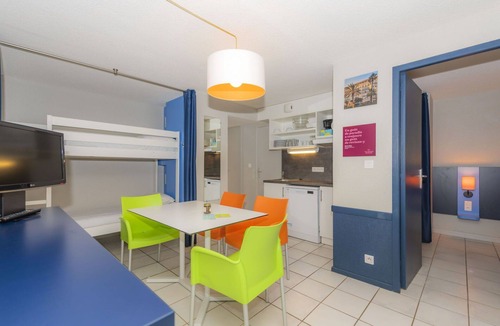 Casteljau Apartment | Nice apartment with pool, internet, TV, balcony, pets allowed, panoramic view and parking