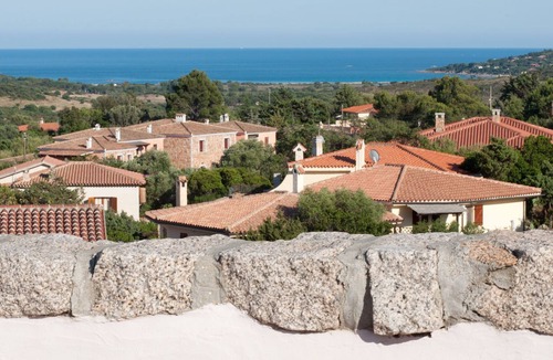 Monte Petrosu Apartment | Nice apartment with roof terrace in an elegant complex with swimming pool