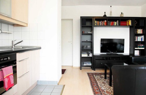 Zollstock Apartment | Nice, centrally located apartments in Cologne, streetcar stop in front of the door.