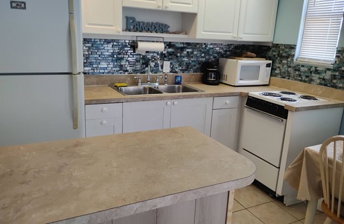 St. Pete Beach Condo | Nice Condo directly on St Pete beach, walk to restaurants/night life.
