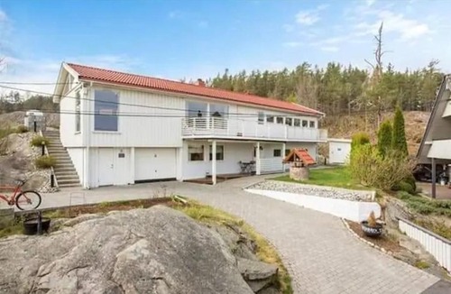 Moss House | Nice double bed room in Moss