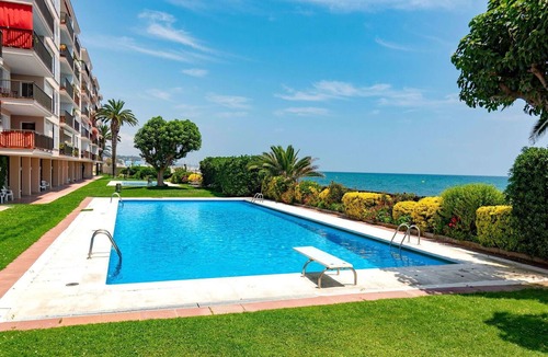 Sant Andreu de Llavaneres Apartment | Nice apartment for 6 people with pool, WIFI, TV and balcony