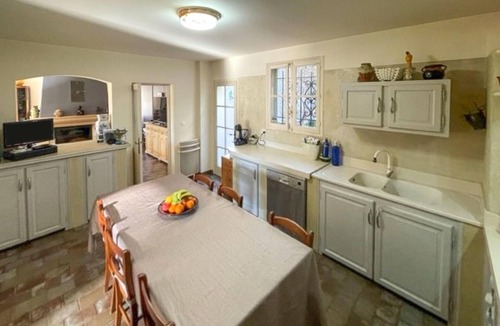 La Roque-sur-Pernes House | Nice home in La Roque-sur-Pernes