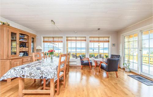 Hundeidvik House | Nice Home In Hundeidvik With House Sea View