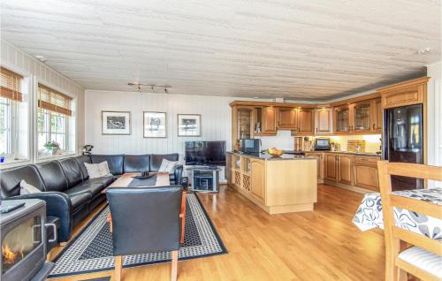 Hundeidvik House | Nice Home In Hundeidvik With House Sea View