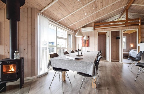 Pøt Strandby House | Nice home in Juelsminde with sauna
