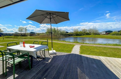 Lauwersoog House | Nice home in Lauwersoog with kitchen