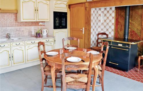 Bourthes House | Nice Home In Senlecques With Kitchen