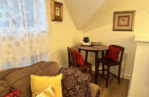Mapleton/Fall Creek Cottage | Nice quiet 1 bedroom Queen bed Carriage House in historic neighborhood.