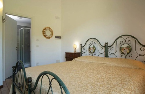 Agello Bed & Breakfast | Nice room for 2 guests with A/C, WIFI, pool, TV, veranda and pets allowed, close to Perugia