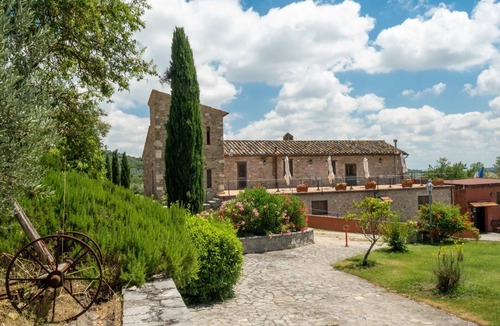 Agello Bed & Breakfast | Nice room for 2 guests with A/C, WIFI, pool, TV, veranda and pets allowed, close to Perugia