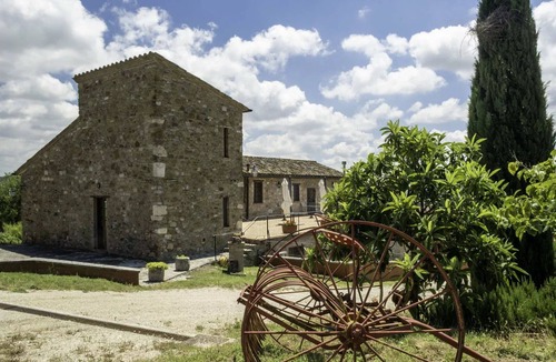Agello Bed & Breakfast | Nice room for 2 guests with A/C, WIFI, pool, TV, veranda and pets allowed, close to Perugia