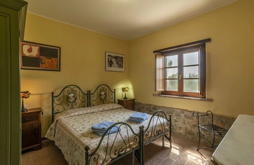 Agello Bed & Breakfast | Nice room for 4 people with pool, A/C, WIFI, TV, veranda and pets allowed, close to Perugia