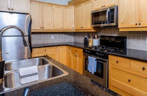 Rossland Condo | Nicely appointed 3 Bedroom, 2 Bath Condo. Sleeps 8, 5 Minute walk from RED.