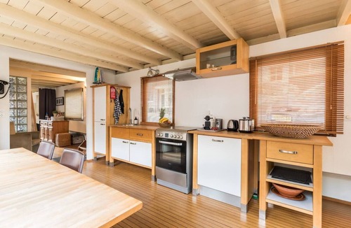 Jordaan Boat Rental | Nicely decorated houseboat-apartment at the canal district in the historic old centre of Amsterdam.