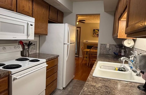 Near South House | Nicely updated 3 Bedroom Condo with free parking