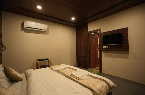 Geeta Nagar Hotel | Night in Paradise