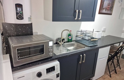 Luton Apartment | NightRest Homes Studio Parking +5 Minutes AirPort